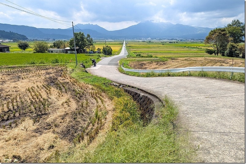 バイクで阿蘇 幸せの一本道【3.5Kの直線道】