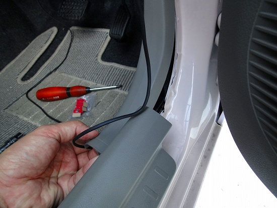 ミライースの運転席横のパネルを外す