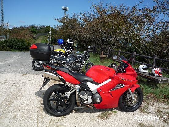 VFR800にGIVIのボックス(トップケース) 側面から見た