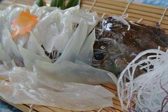 加部島 「活魚料理かべしま」でイカ