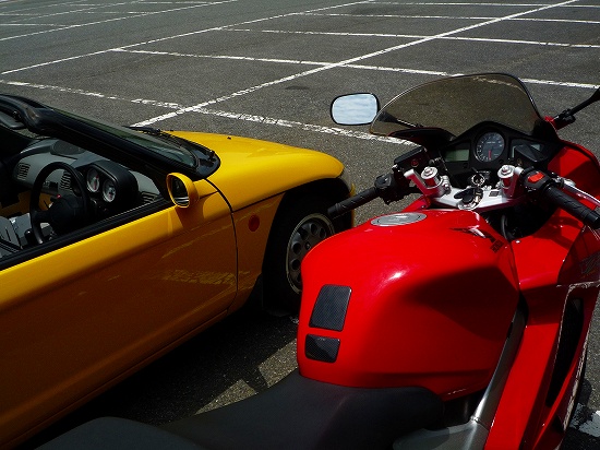 駐車場のVFR800