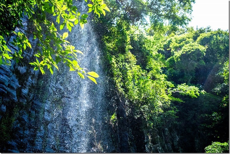 高串温泉近くの白糸の滝