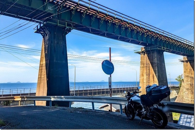 愛媛ツーリング、バイクと本村川橋梁と海