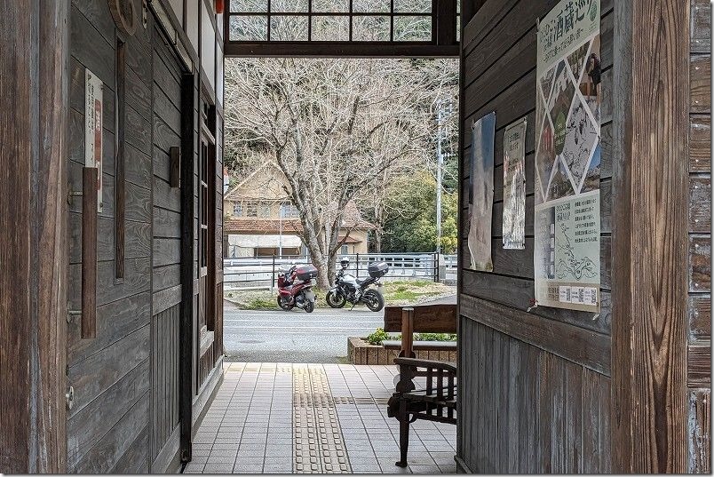 日田彦山線BRTの宝珠山駅の駅舎とバイク