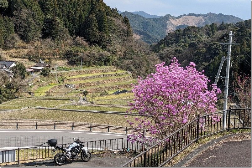 日田彦山線、筑前岩屋駅近くの竹地区の棚田とバイク