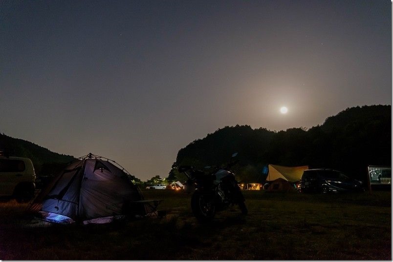 夜の栖の宿キャンプ場の様子。街灯、月明かり