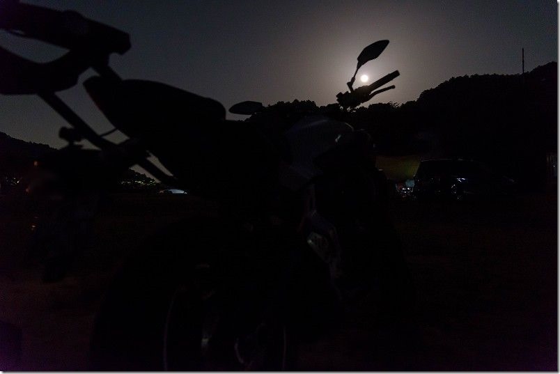 夜の栖の宿キャンプ場の様子。月明かりとバイク