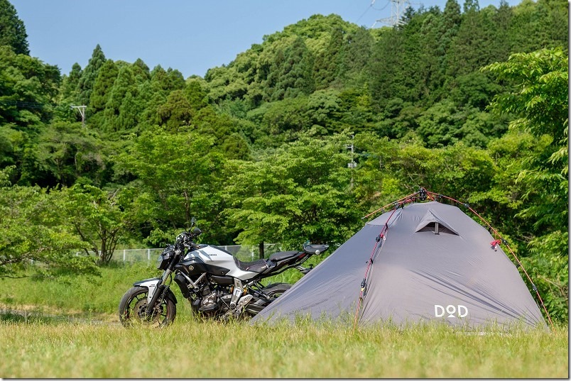 栖の宿、キャンプ場でテント設営。バイクとDODのライダーズテント