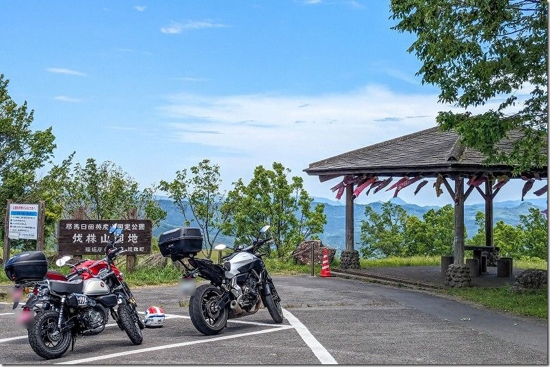 伐株山の山頂の駐車場。バイクツーリング