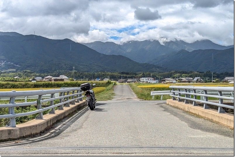 NHK 朝ドラ「おむすび」のロケ地。バイクで聖地巡礼。雷山が見える農道