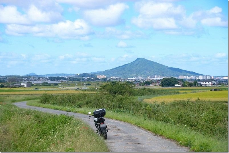 NHK 朝ドラ「おむすび」のロケ地。バイクで聖地巡礼。可也山が見える川沿いの道