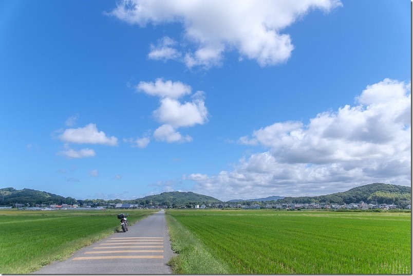 NHK 朝ドラ「おむすび」のロケ地。バイクで聖地巡礼。自転車と電車がクロスするシーン