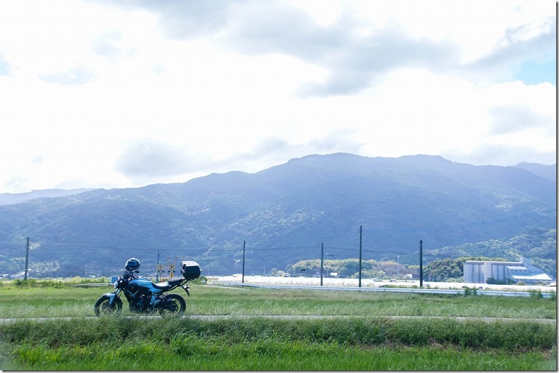 NHK 朝ドラ「おむすび」のロケ地。バイクで聖地巡礼。糸島市二丈田中・松末付近の線路沿いの農道