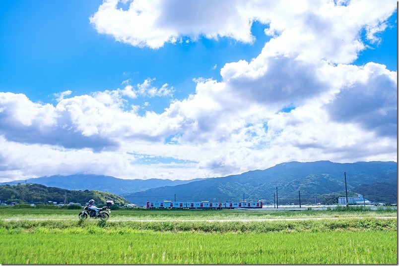 NHK 朝ドラ「おむすび」のロケ地。バイクで聖地巡礼。自転車と電車がクロスするシーン