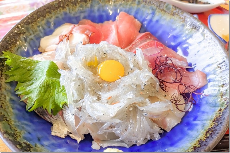 「道の駅 鷹ら島」にある「まつばら」の海鮮しらす丼