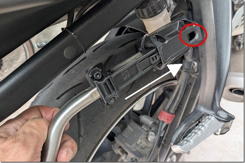 MT-07 サイドバック ステーのバー取り付け