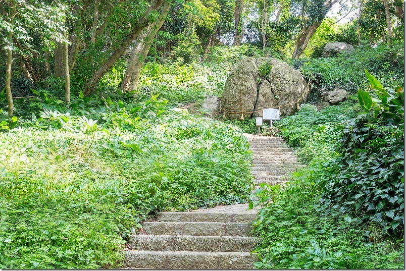 田島神社の奥にある太閤石