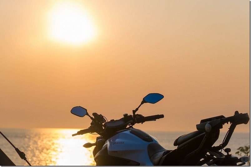 島の小さなキャンプ場 toto・ん・トコ バイクと夕日