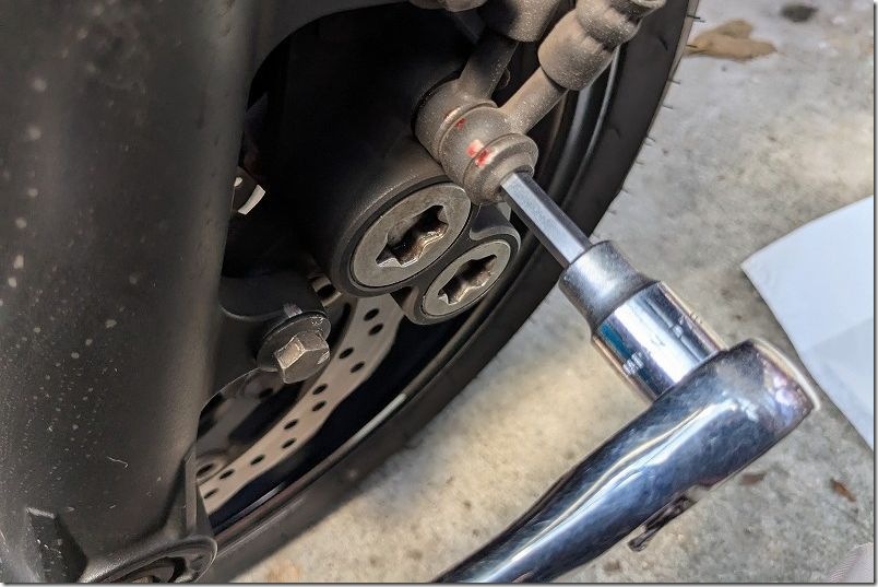 MT-07 ブレーキ キャリパ取り外し キャリパのバンジョーボルトを外す