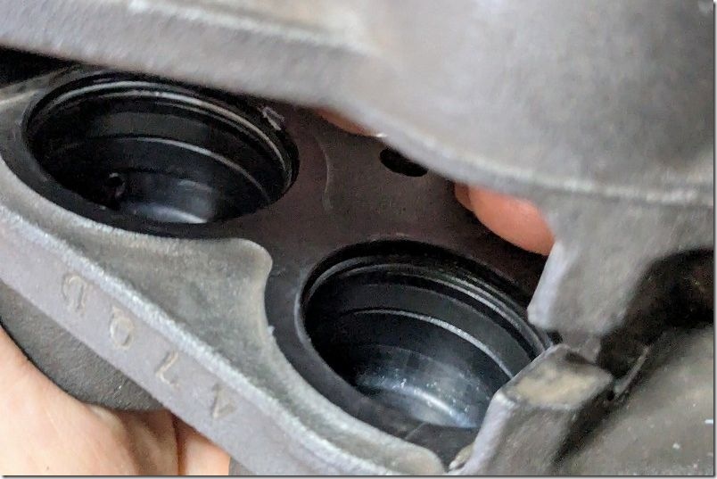MT-07 キャリパ ピストンシール ダストシールを嵌め込んだ後