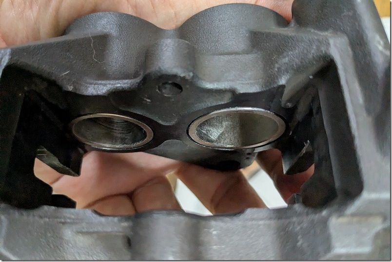 MT-07 キャリパ ピストンを嵌め込んだ後