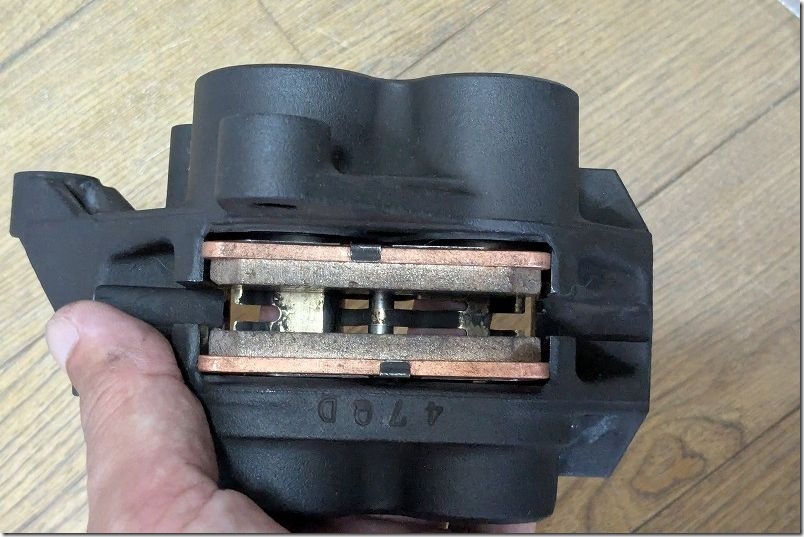 MT-07 キャリパ ブレーキパットを取り付け