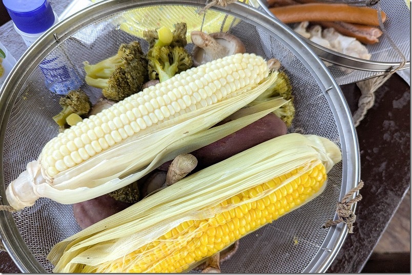 わいた温泉（豊礼の湯）の地獄釜で蒸した野菜や肉