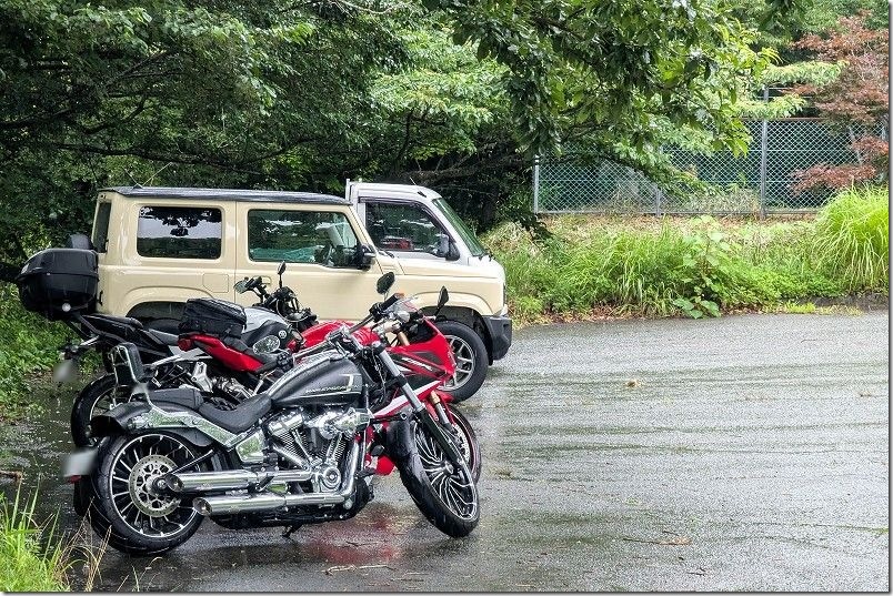 雨の山吹水源 駐車場