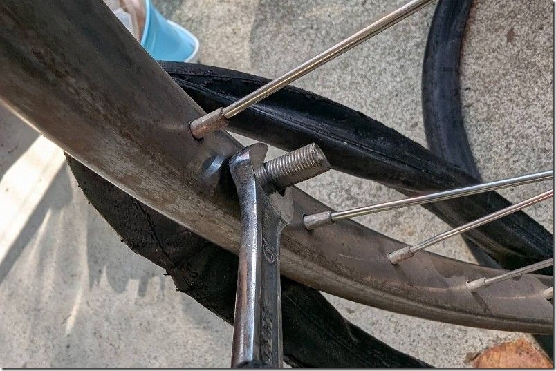 タイヤ・チューブのホイールから取り外し リムナットを外す