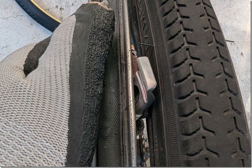 タイヤ・チューブのホイールから取り外し ホイールからタイヤを外し