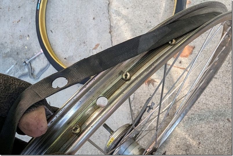 自転車のリムテープを外す