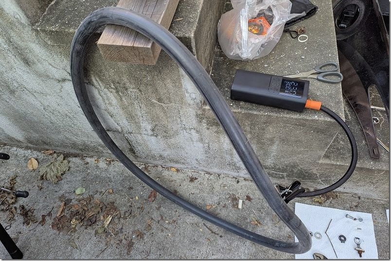 タイヤ・チューブのホイールへの取り付け チューブに空気入れる