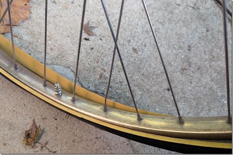 タイヤ・チューブのホイールへの取り付け タイヤをホイールに嵌め込む