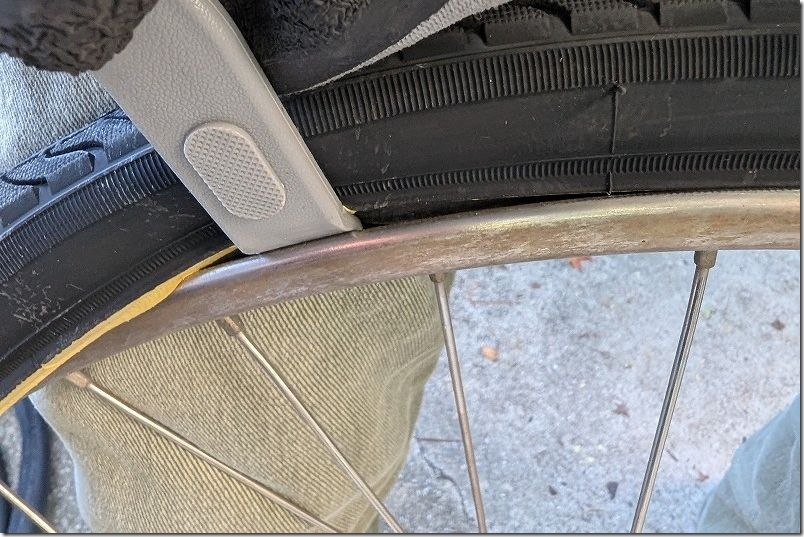 タイヤ・チューブのホイールへの取り付け タイヤをホイールに嵌め込む