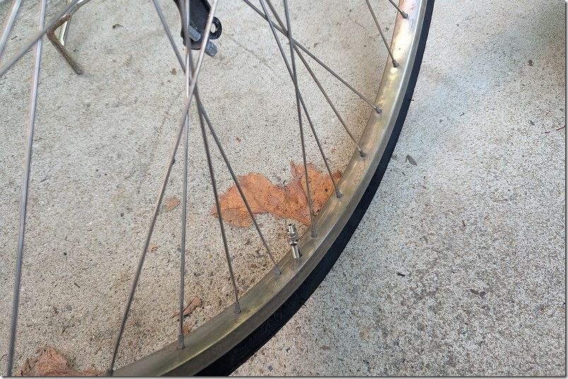 最後にチューブが挟まっている怖いのでタイヤをフミフミ手で挟んで揉みながら一周させて完了