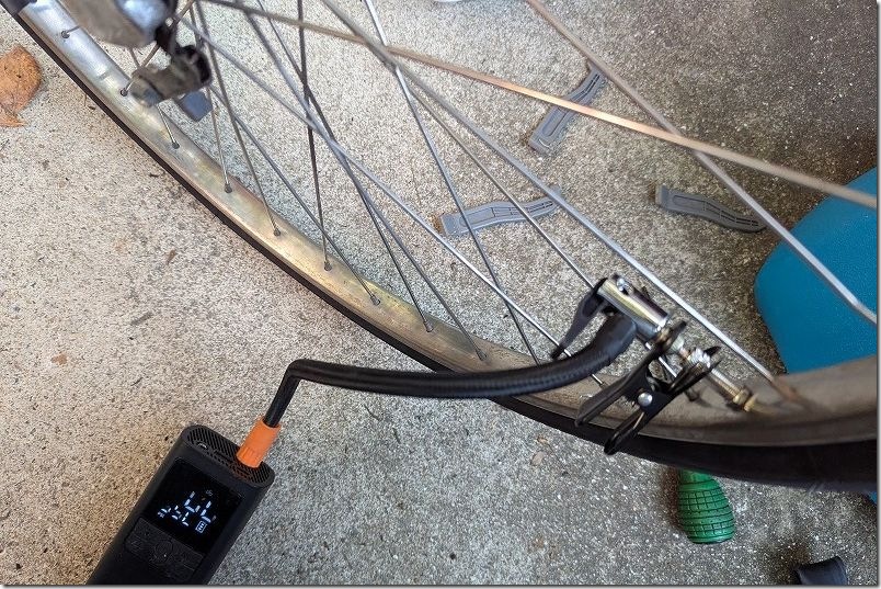 チューブ、タイヤを組み付けた自転車のタイヤに空気を入れる