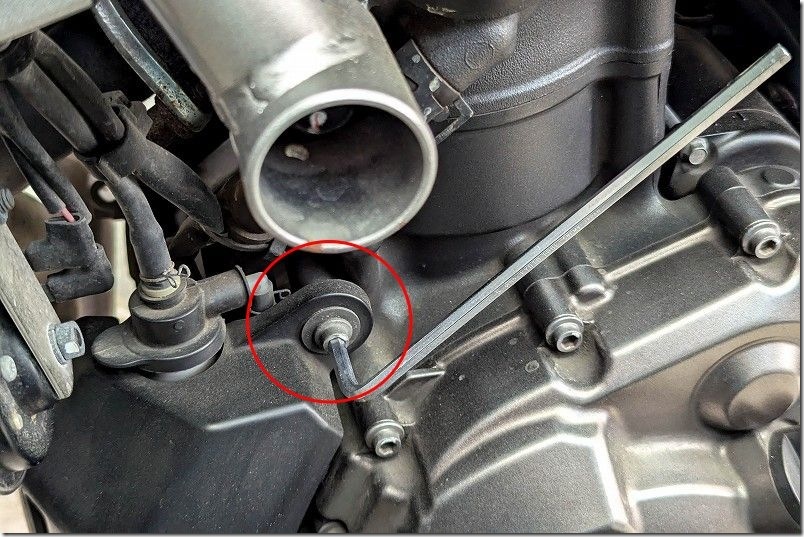 MT-07のクーラント交換方法 リザーブタンクを外す