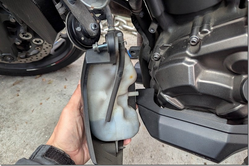 MT-07のクーラント交換方法 リザーブタンクが外れた