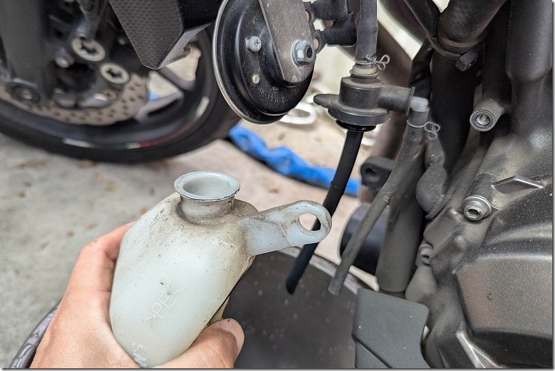 MT-07のクーラント交換方法 リザーブタンクのキャップを抜く