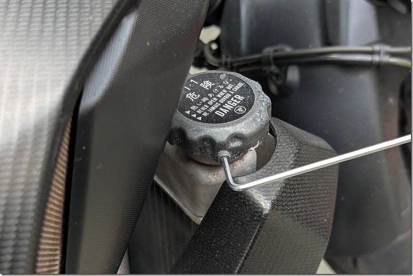 MT-07のクーラント交換方法 ラジエータキャップを外す