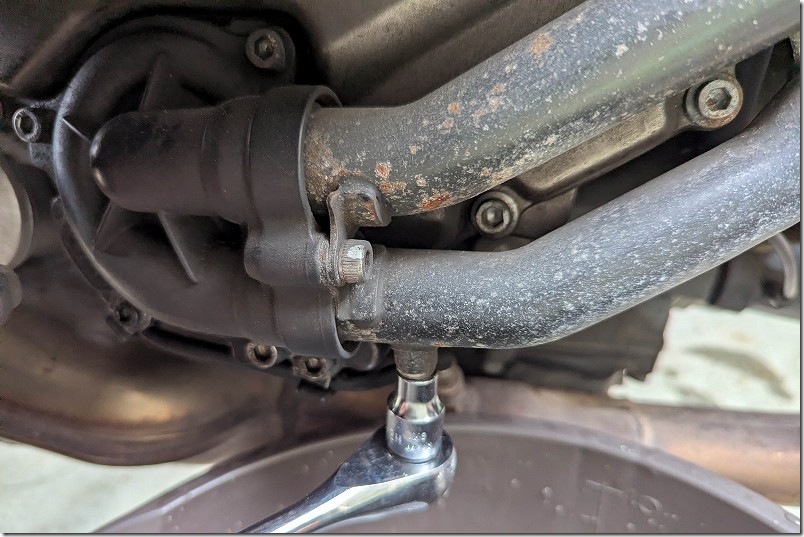 MT-07のクーラント交換方法 冷却水のドレンボルトを外す