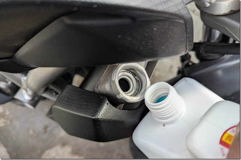MT-07のクーラント交換方法 クーラントをラジエータに補充