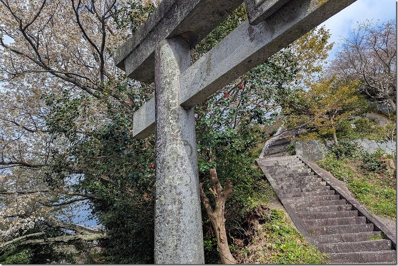 糸島市二丈にある鎮懐石八幡宮の急な階段・石段 糸島市二丈にある鎮懐石八幡宮の急な階段・石段