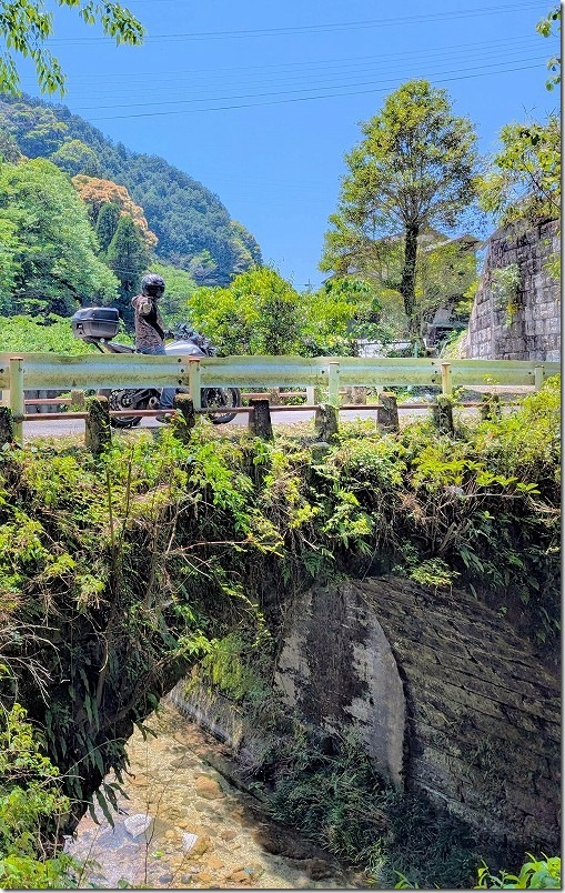 鳳来の滝近くの石橋の上でバイクと記念撮影｜ツーリング