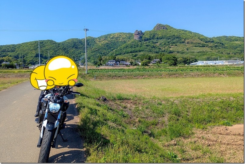 バイクの背景に不動岩