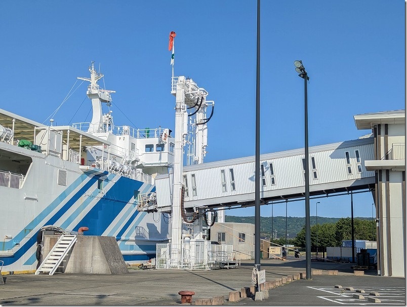 唐津東港フェリーターミナルの2F待合室からフェリーへのタラップ
