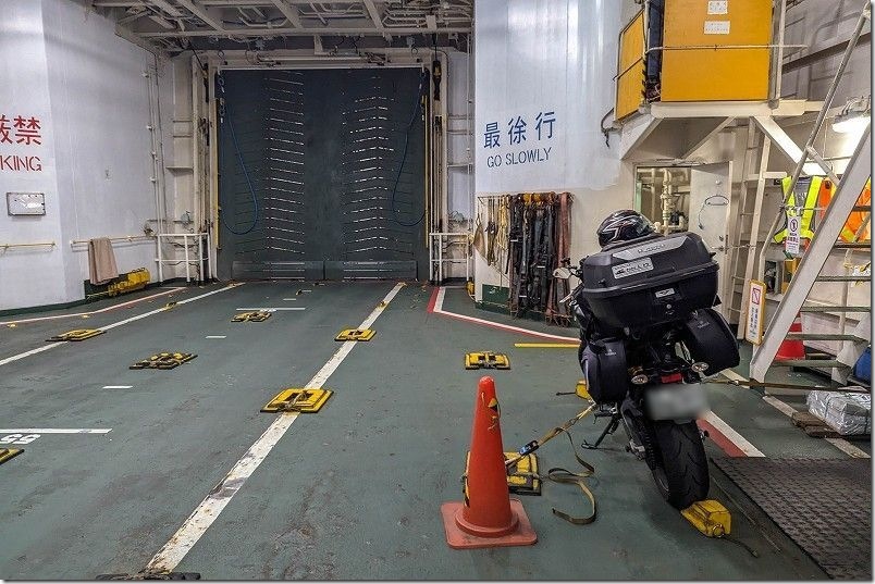 唐津東港から壱岐行きのフェリーの車両甲板（バイクがラッシングベルトで縛られる）