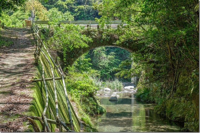 鳳来の滝近くの石橋