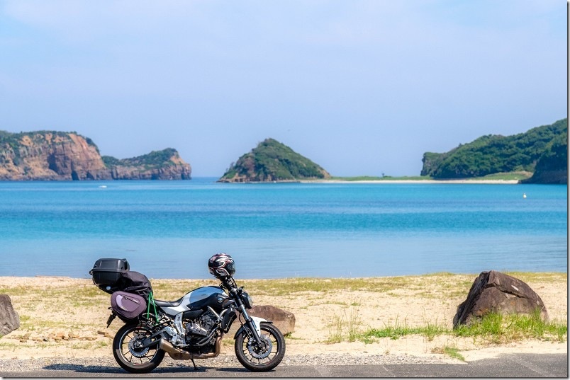 壱岐・串山海水浴場のコバルトブルーの砂浜と海｜バイクツーリング