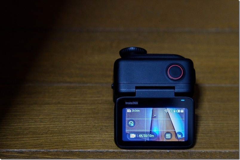 Insta360 GO 3S本体とカメラを一体式にして、モニターのチルドを効かせてつっかえ棒替わりにして、下から見上げたような角度で撮影 Insta360 GO 3S本体とカメラを一体式にして、モニターのチルドを効かせてつっかえ棒替わりにして、下から見上げたような角度で撮影